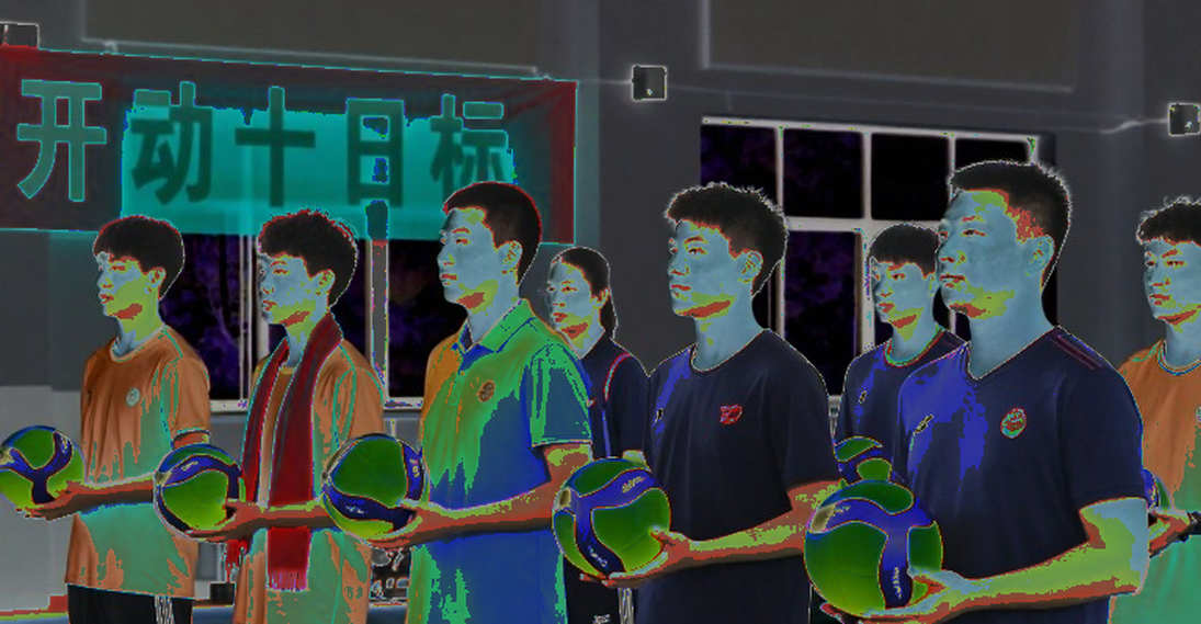 Nhịp giữa mùa của bóng đá Việt: Phòng thay đồ gõ nhịp, thị trường chuyển nhượng và tiếng lòng từ khán đài