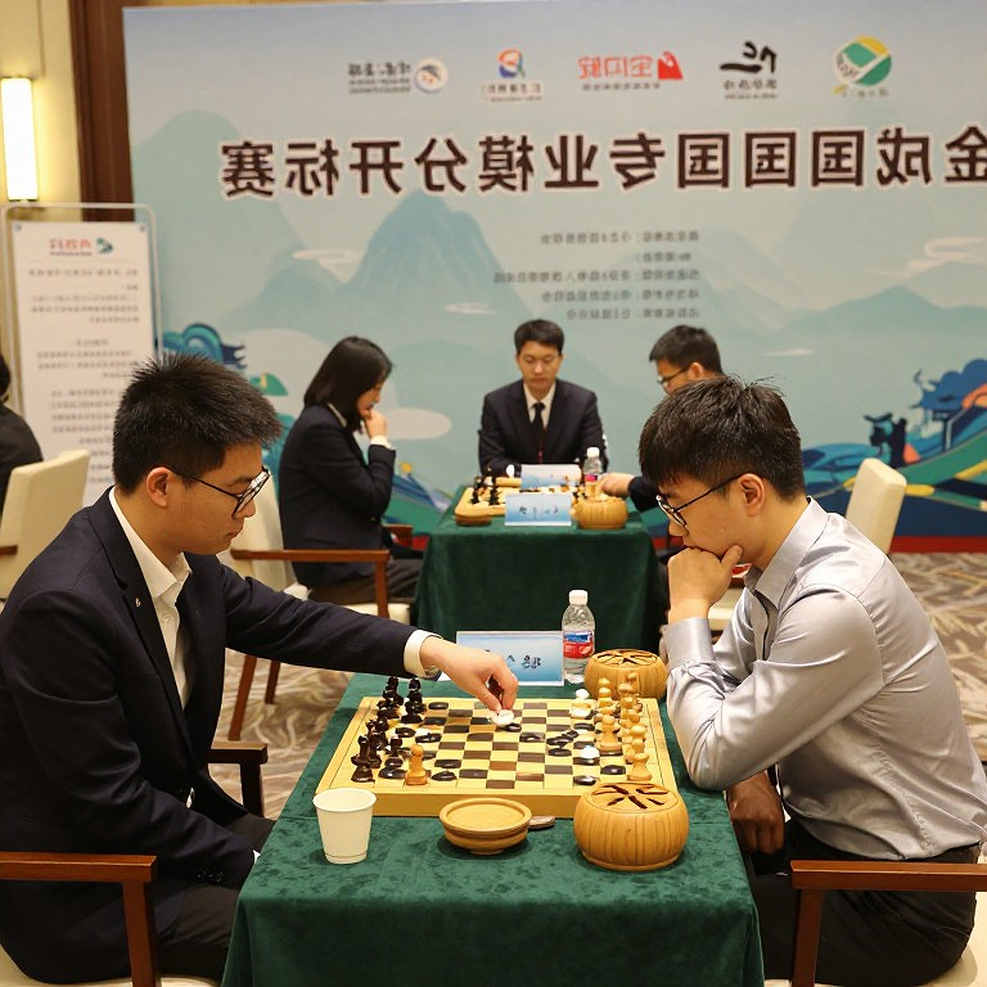 Atyrau Masters: Khi dòng tít về hai hạt giống bị loại che một cuốn tạp chí cờ vua