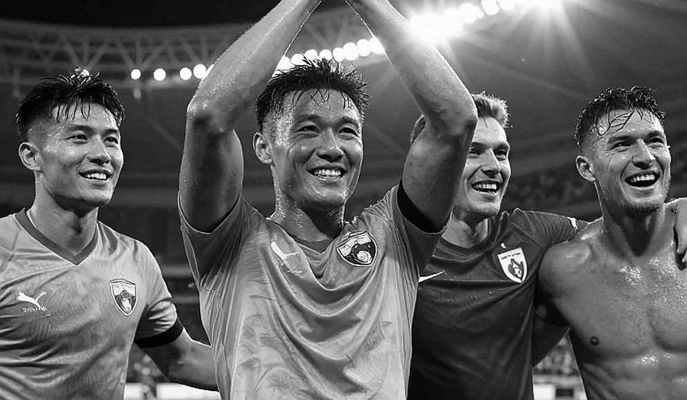 Giữa hai tiếng còi ở V.League: Nhịp thở mà bảng tỷ số bỏ quên