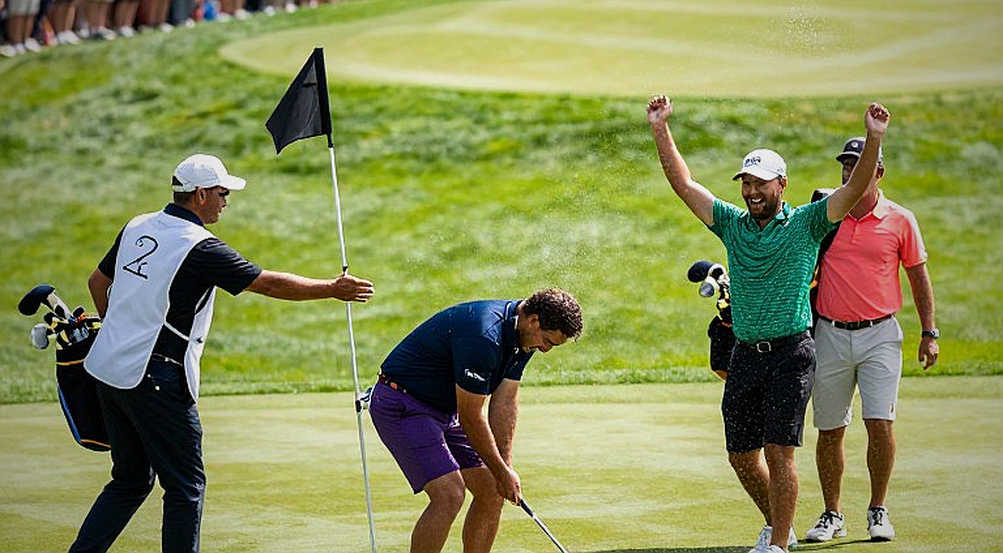 Hố 16 TPC Scottsdale: Đường putt 47 giây và biến số nằm ngoài bảng điểm